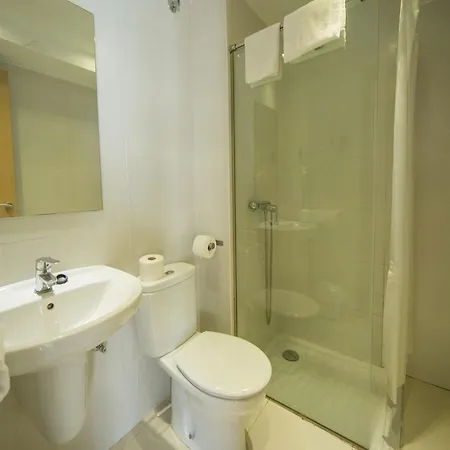 Hotell Embat 2*